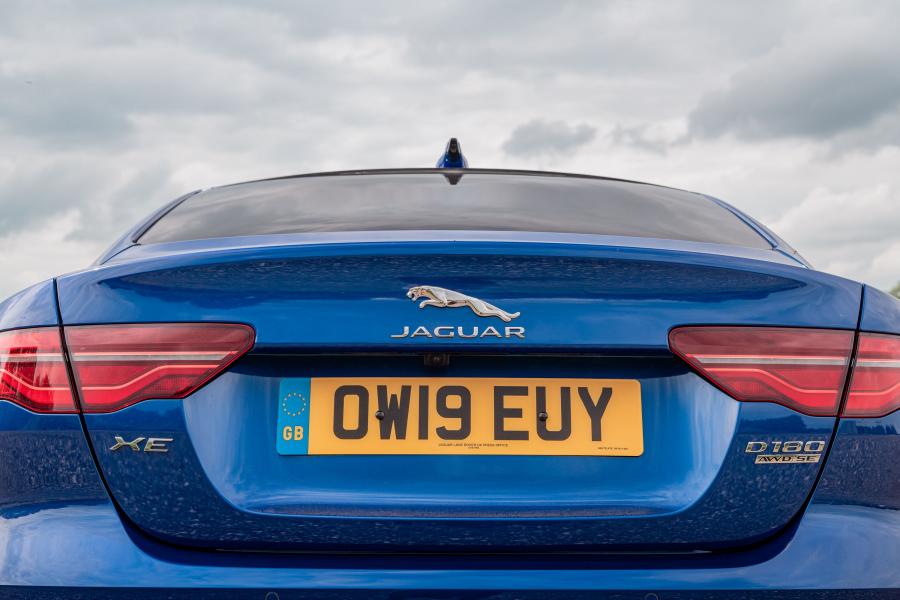 Детали экстерьера Jaguar XE D180 SE R-Dynamic AWD 2019 года  (UK) (фото 18 из 40)
